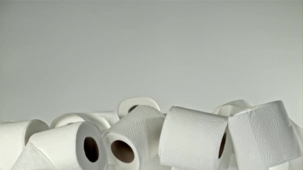 Toaletní Papír Jde Nahoru Dolů Bílém Pozadí Natočeno Vysokorychlostní Kameře — Stock video