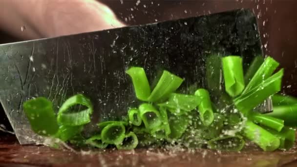 Cozinheiro Chops Cebolas Verdes Filmado Uma Câmera Alta Velocidade 1000 — Vídeo de Stock