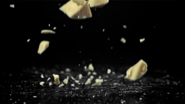 Stukjes Witte Chocolade Vallen Tafel Gefilmd Een Hoge Snelheidscamera Met — Stockvideo