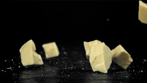 Κομμάτια Λευκής Σοκολάτας Πέφτουν Στο Τραπέζι Τραβήχτηκε Κάμερα Υψηλής Ταχύτητας — Αρχείο Βίντεο