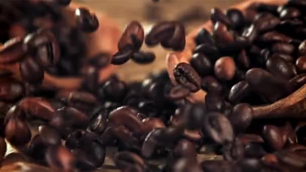 Kaffeebohnen Fallen Auf Den Tisch Gefilmt Mit Einer Hochgeschwindigkeitskamera Bei — Stockvideo