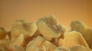 Parmesan peyniri uçar ve düşer. 1000 fps 'de yüksek hızlı bir kamerayla çekildi. Yüksek kaliteli FullHD görüntüler