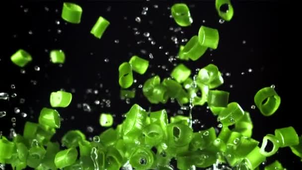 Нарезанный Зеленый Лук Взлетает Падает Снято Высокоскоростную Камеру Скоростью 1000 — стоковое видео