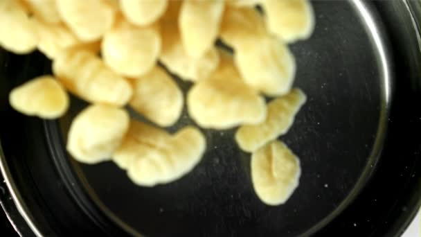 Aardappel Gnocchi Vallen Een Pot Water Gefilmd Een Hoge Snelheidscamera — Stockvideo