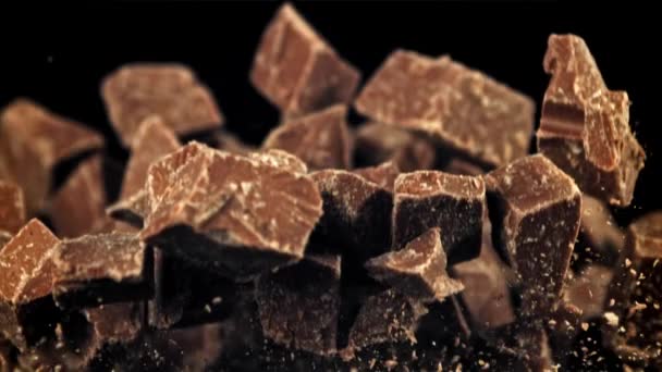 Trozos Chocolate Vuelan Caen Filmado Una Cámara Alta Velocidad 1000 — Vídeo de stock