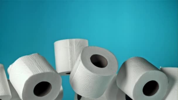 Toaletní Papír Modrém Pozadí Natočeno Vysokorychlostní Kameře Rychlostí 1000 Snímků — Stock video