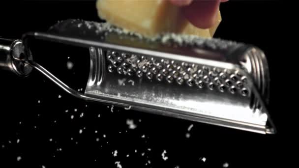 Chef Ralla Queso Parmesano Filmado Una Cámara Alta Velocidad 1000 — Vídeo de stock