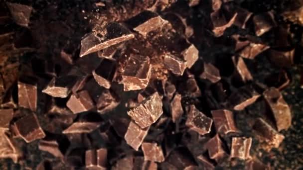 チョコレートのチョコレートが飛び上がって落ちる 1000Fpsで高速カメラで撮影しました 高品質のフルHd映像 — ストック動画