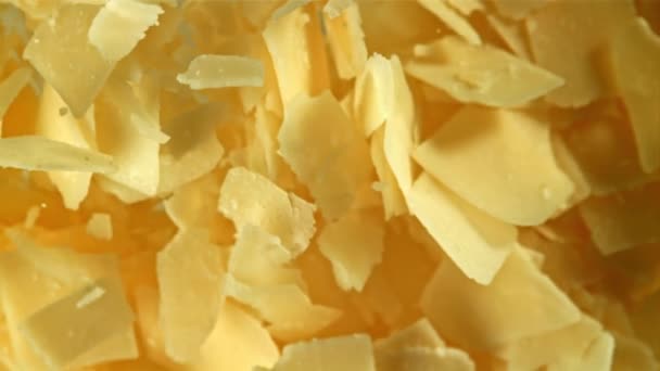 Τυρί Παρμεζάνα Πετάει Πάνω Και Πέφτει Κάτω Τραβήχτηκε Κάμερα Υψηλής — Αρχείο Βίντεο
