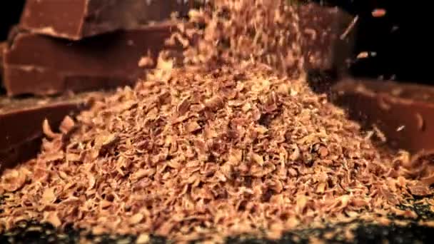 Der Fall Der Geriebenen Schokolade Gefilmt Mit Einer Hochgeschwindigkeitskamera Bei — Stockvideo