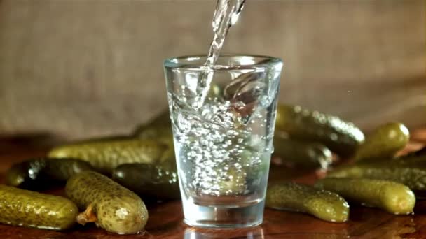 Vodka Vierte Vaso Filmado Una Cámara Alta Velocidad 1000 Fps — Vídeo de stock