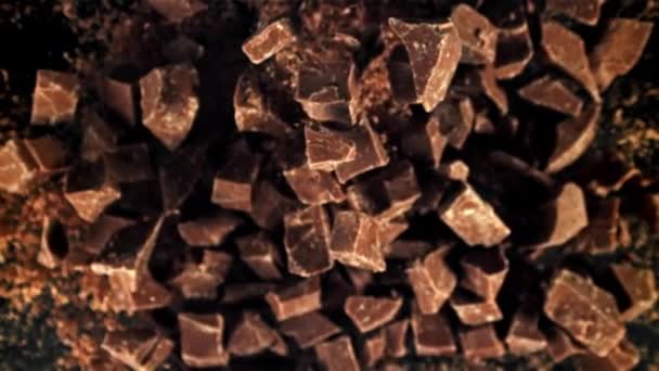 Trozos Chocolate Vuelan Caen Filmado Una Cámara Alta Velocidad 1000 — Vídeo de stock