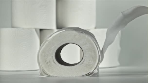 Toilettenpapier Fällt Auf Den Tisch Auf Weißem Hintergrund Gefilmt Mit — Stockvideo