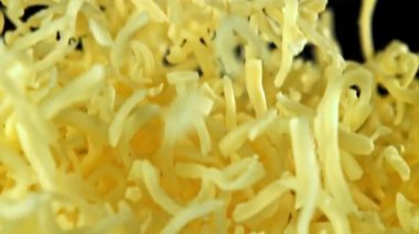 Rendelenmiş peynir yukarı uçar ve düşer. 1000 fps 'de yüksek hızlı bir kamerayla çekildi. Yüksek kaliteli FullHD görüntüler