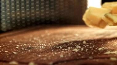 Parmesan peyniri tahta tahtaya düşer. 1000 fps 'de yüksek hızlı bir kamerayla çekildi. Yüksek kaliteli FullHD görüntüler