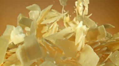 Parmesan peyniri uçar ve düşer. 1000 fps 'de yüksek hızlı bir kamerayla çekildi. Yüksek kaliteli FullHD görüntüler
