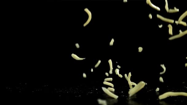 切碎的奶酪落在黑色的背景上 在1000英尺每秒的高速相机上拍摄 优质Fullhd影片 — 图库视频影像