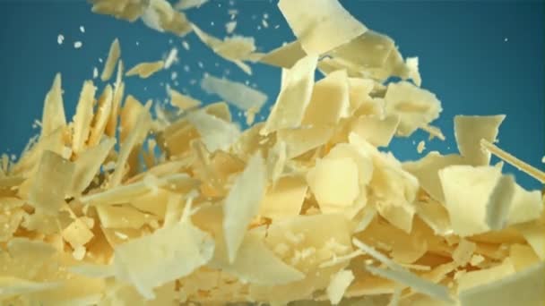 Queso Parmesano Vuela Cae Filmado Una Cámara Alta Velocidad 1000 — Vídeos de Stock