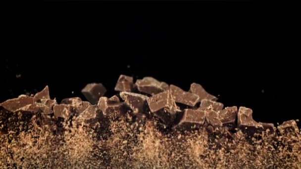 Куски Шоколада Взлетают Падают Снято Высокоскоростную Камеру Скоростью 1000 Кадров — стоковое видео