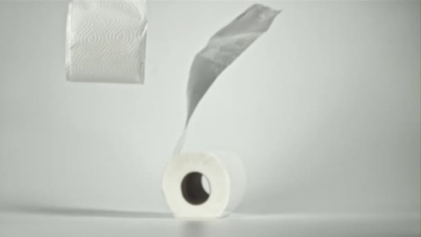 Туалетная Бумага Падает Стол Белом Фоне Снято Высокоскоростную Камеру Скоростью — стоковое видео
