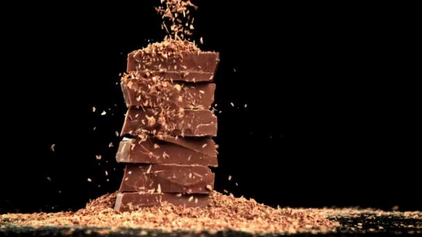Die Geriebene Schokolade Fällt Auf Die Schokoladenscheiben Gefilmt Mit Einer — Stockvideo