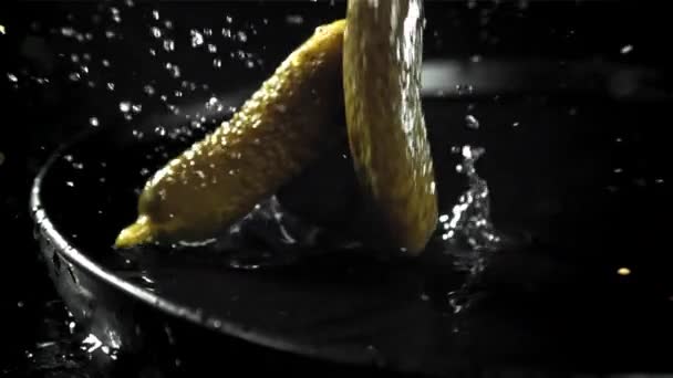 Nakrájené Okurky Padají Cákáním Natočeno Vysokorychlostní Kameře Rychlostí 1000 Snímků — Stock video