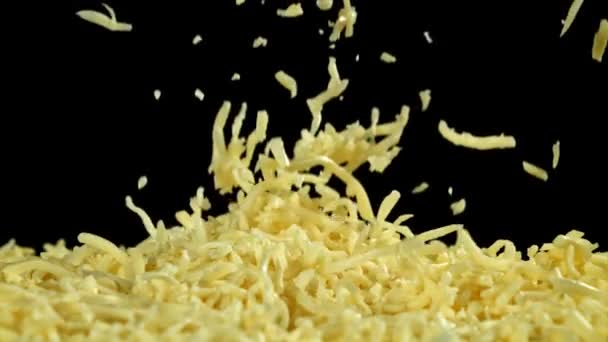 Siyah Arka Plana Dökülen Dilimlenmiş Peynir 1000 Fps Yüksek Hızlı — Stok video