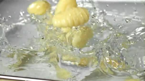 Nhoque Italiano Cair Água Com Salpicos Filmado Uma Câmera Alta — Vídeo de Stock