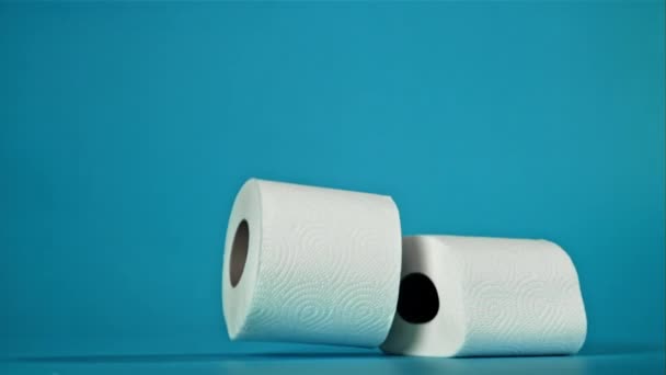 Mavi Arka Planda Tuvalet Kağıdı 1000 Fps Yüksek Hızlı Bir — Stok video