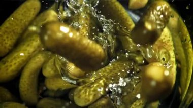 Salatalık turşusu suya düşer. 1000 fps 'de yüksek hızlı bir kamerayla çekildi. Yüksek kaliteli FullHD görüntüler