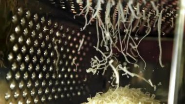Peynir rendelenmiş. 1000 fps 'de yüksek hızlı bir kamerayla çekildi. Yüksek kaliteli FullHD görüntüler