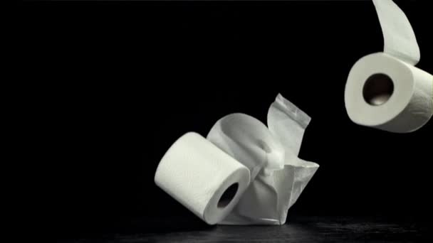 Tuvalet Kağıdı Masaya Düşer Siyah Bir Arka Planda 1000 Fps — Stok video
