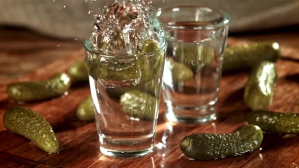 Pepino Escabeche Cae Vaso Vodka Filmado Una Cámara Alta Velocidad — Vídeo de stock