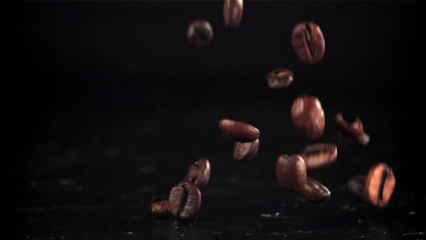 Kávová Zrna Padají Stůl Natočeno Vysokorychlostní Kameře Rychlostí 1000 Snímků — Stock video