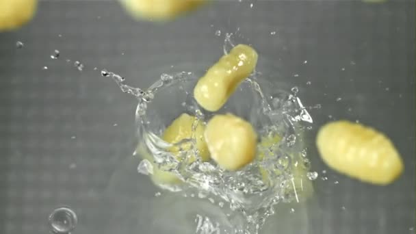 Italiaanse Gnocchi Vallen Het Water Met Spatten Gefilmd Een Hoge — Stockvideo