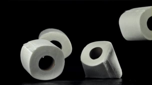 Tuvalet Kağıdı Masaya Düşer Siyah Bir Arka Planda 1000 Fps — Stok video