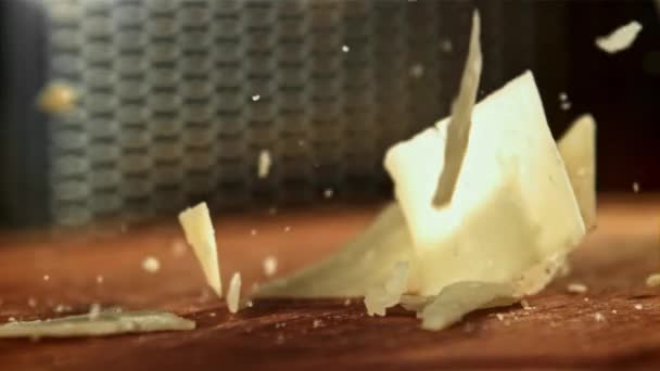 Queso Parmesano Cae Sobre Una Tabla Madera Filmado Una Cámara — Vídeos de Stock
