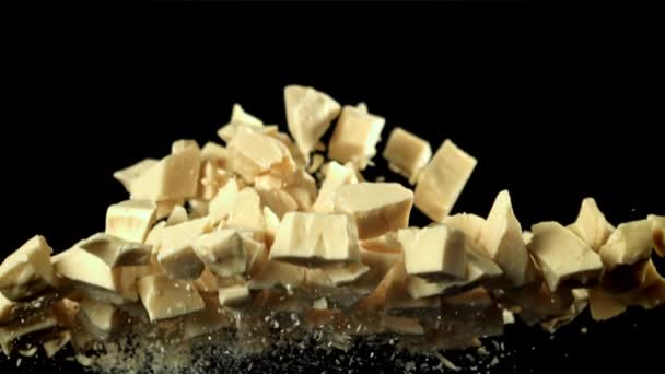 Des Morceaux Chocolat Blanc Volent Tombent Filmé Par Une Caméra — Video
