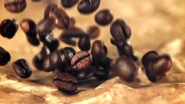 Grãos Café Caem Papel Velho Filmado Uma Câmera Alta Velocidade — Vídeo de Stock