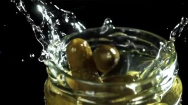Salatalık turşusu salatalık kavanozuna düşer. 1000 fps 'de yüksek hızlı bir kamerayla çekildi. Yüksek kaliteli FullHD görüntüler