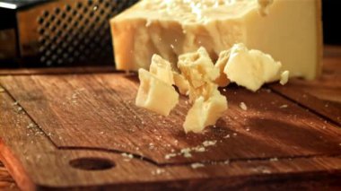 Parmesan peyniri tahta tahtaya düşer. 1000 fps 'de yüksek hızlı bir kamerayla çekildi. Yüksek kaliteli FullHD görüntüler