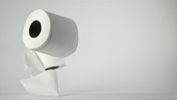 Papier Toaletowy Padający Stół Białym Tle Nagranie Szybkiej Kamerze Prędkością — Wideo stockowe