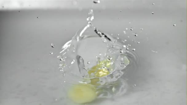 Итальянские Ньокки Падают Воду Брызгами Снято Высокоскоростную Камеру Скоростью 1000 — стоковое видео