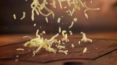 Rendelenmiş peynir ahşap bir tahtaya düşer. 1000 fps 'de yüksek hızlı bir kamerayla çekildi. Yüksek kaliteli FullHD görüntüler