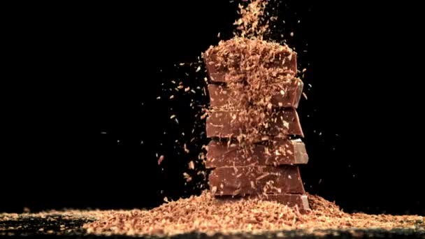 Die Geriebene Schokolade Fällt Auf Die Schokoladenscheiben Gefilmt Mit Einer — Stockvideo
