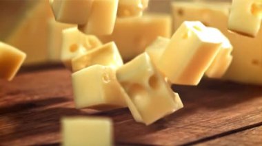 Süper yavaş çekim peynir parçaları kesme tahtasına düşer. 1000 fps 'de yüksek hızlı bir kamerayla çekildi. Yüksek kaliteli FullHD görüntüler