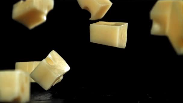 Bucăți Super Lente Brânză Fundal Negru Filmat Cameră Mare Viteză — Videoclip de stoc