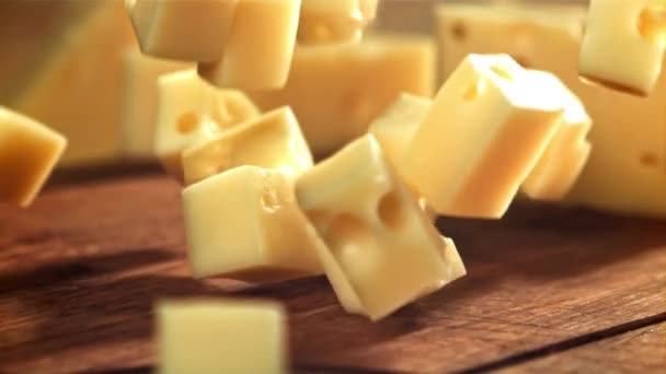 Süper Yavaş Çekim Peynir Parçaları Kesme Tahtasına Düşer 1000 Fps — Stok video