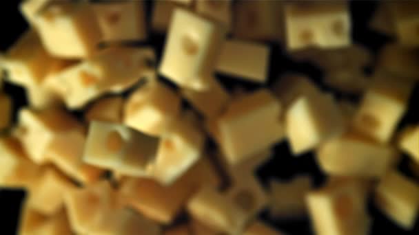 Супер Медленные Кусочки Сыра Падают Разделочную Доску Снято Высокоскоростную Камеру — стоковое видео