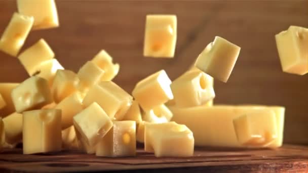 Süper Yavaş Çekim Peynir Parçaları Kesme Tahtasına Düşer 1000 Fps — Stok video